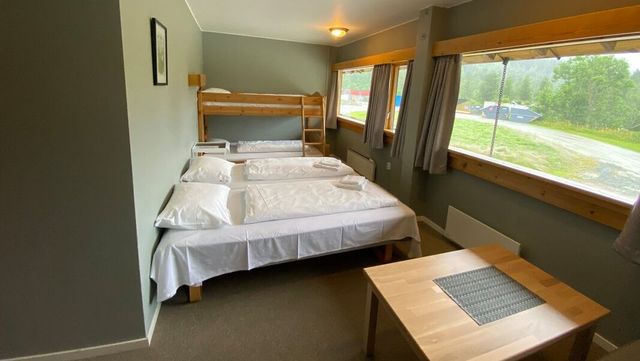 Rom med dobbeltseng og køyseng