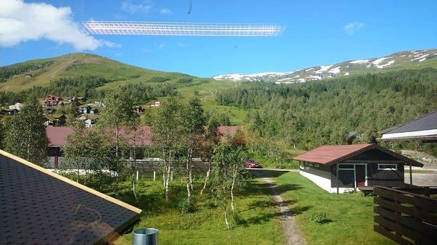 Helgatun fjellpenasjonat med fjell i bakgrunn