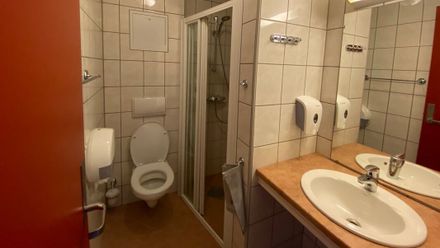 Toalett med rød dør