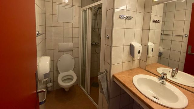 Toalett med rød dør